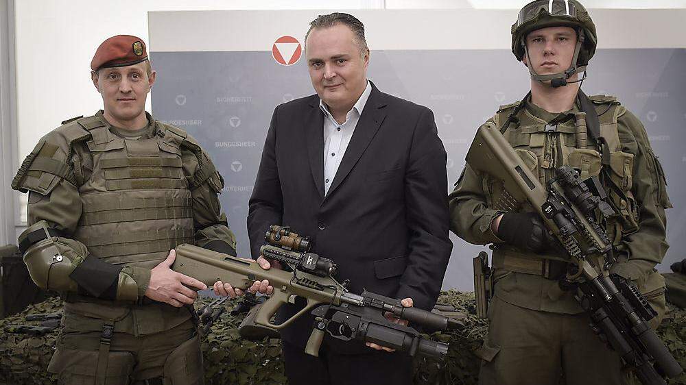 Minister Doskozil mit dem neuen Sturmgewehr A2 Kommando
