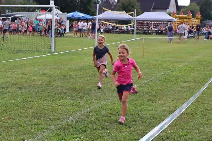 Die Kinder lieferten sich spannende Duelle im 60m Lauf, Weitsprung und Ballwurf.