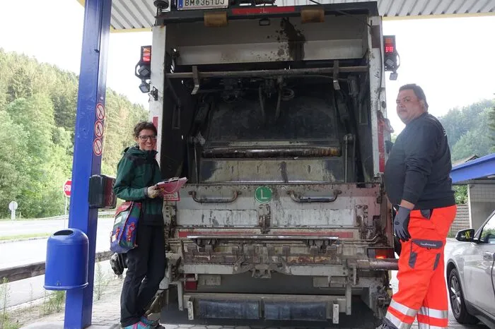 Stephanie Hohlrieder und Alois Remling fahren am Müllwagen hinten mit.