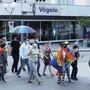 Mit bunten Regenbogenflaggen und Musik gingen rund 100 Teilnehmer durch die Stadt, um mit Stolz auf die "LGBTQIA+" Community aufmerksam zu machen