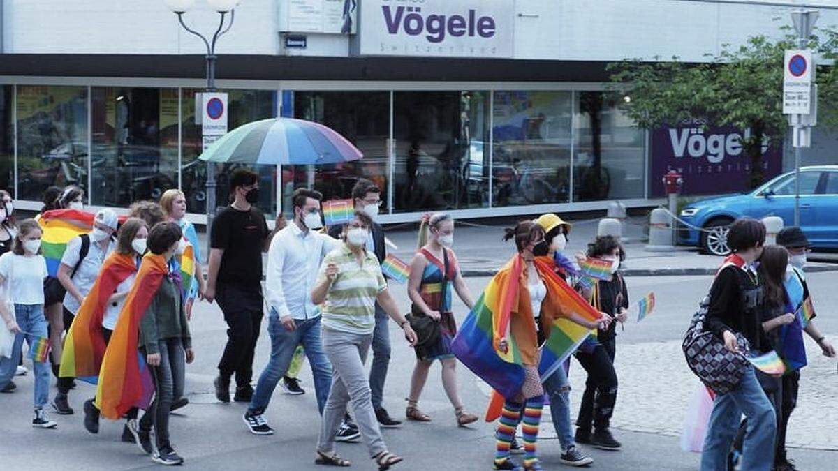 Mit bunten Regenbogenflaggen und Musik gingen rund 100 Teilnehmer durch die Stadt, um mit Stolz auf die &quot;LGBTQIA+&quot; Community aufmerksam zu machen