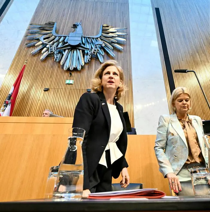 Außenministerin Beate Meinl-Reisinger (Neos) und Verteidigungsministerin Klaudia Tanner (ÖVP) auf der (engen) Regierungsbank