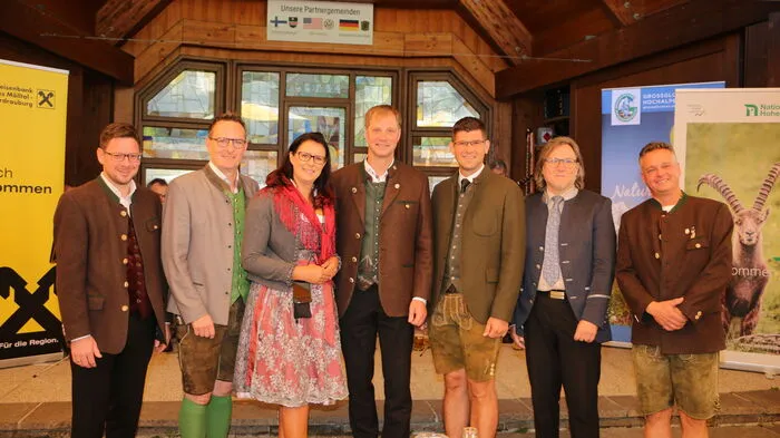 von links: Josef Steiner (Raiffeisenbank Oberes Mölltal - Oberdrauburg), Michael Maier (Bürgermeister von Radenthein), Sara Schaar (Landesrätin), Martin Lackner (Bürgermeister von Heiligenblut), Martin Gruber (Landeshauptmann-Stellvertreter), Erhard Trojer (Panoramahotel Lärchenhof Heiligenblut) und Christian Fleißner (Festgemeinschaft Glocknerlamm)