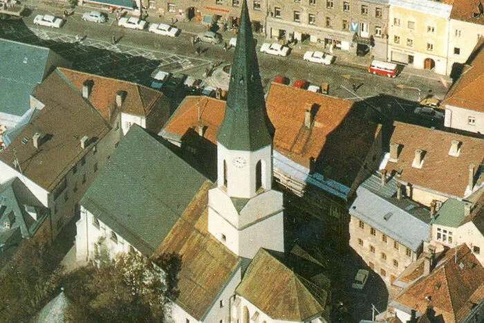 Wenn die Menschen an den Hauptplatz von anno dazumal denken, dann können sich die meisten erinnern, dass man früher noch mit dem Auto in die und durch die Innenstadt fahren konnte.