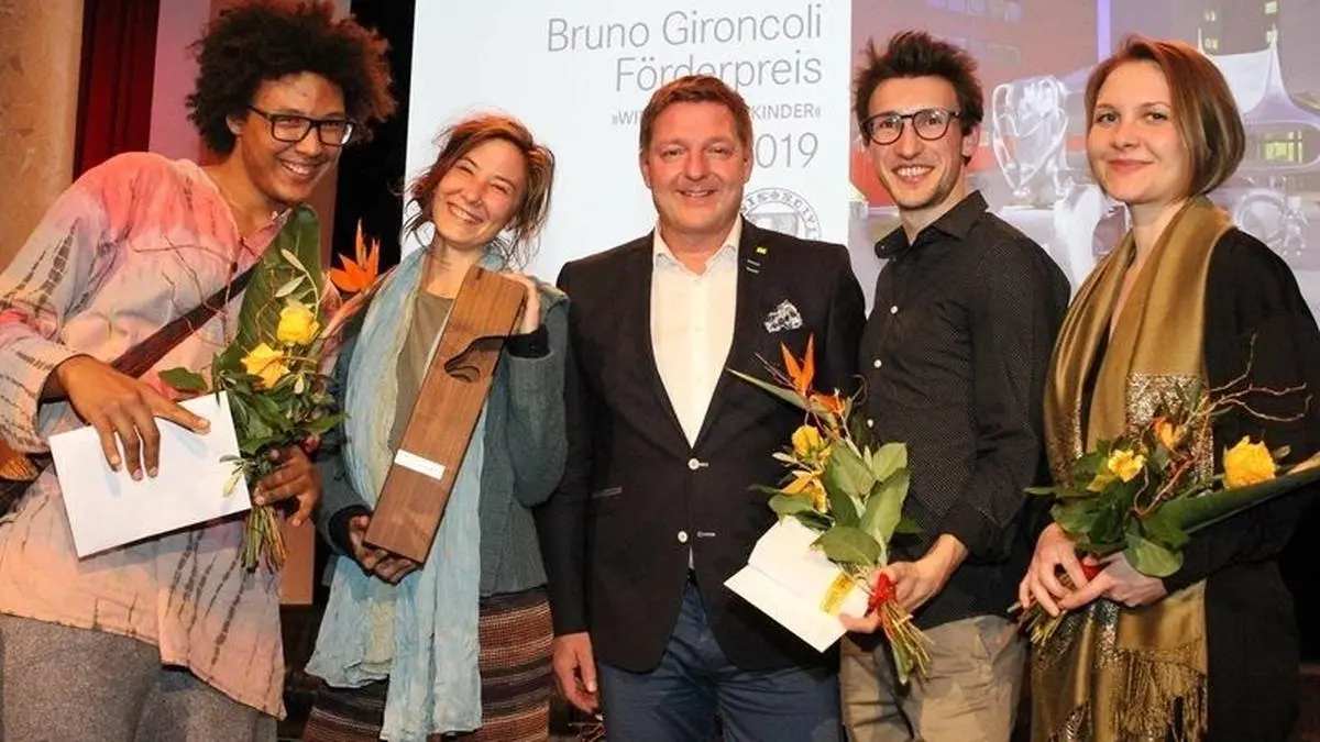 Von links zu sehen: Luca Mußnig, Anja Zehetgruber (sie nahm den Hauptpreis für die erkrankte Lisa Themeßl entgegen), Bürgermeister Günther Albel, David Zuder und Theresa Pewal 