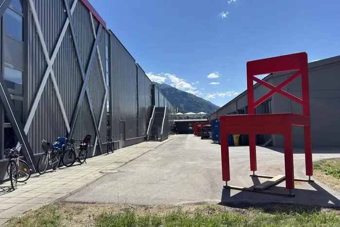 Der rote Stuhl „parkt“ noch im Hinterhof