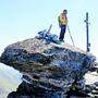 Das Gipfelkreuz am Großen Hafner ist sehr exponiert auf einem Felskopf errichtet. Davor gibt es aber genügend Platz für eine gemütliche Gipfelrast