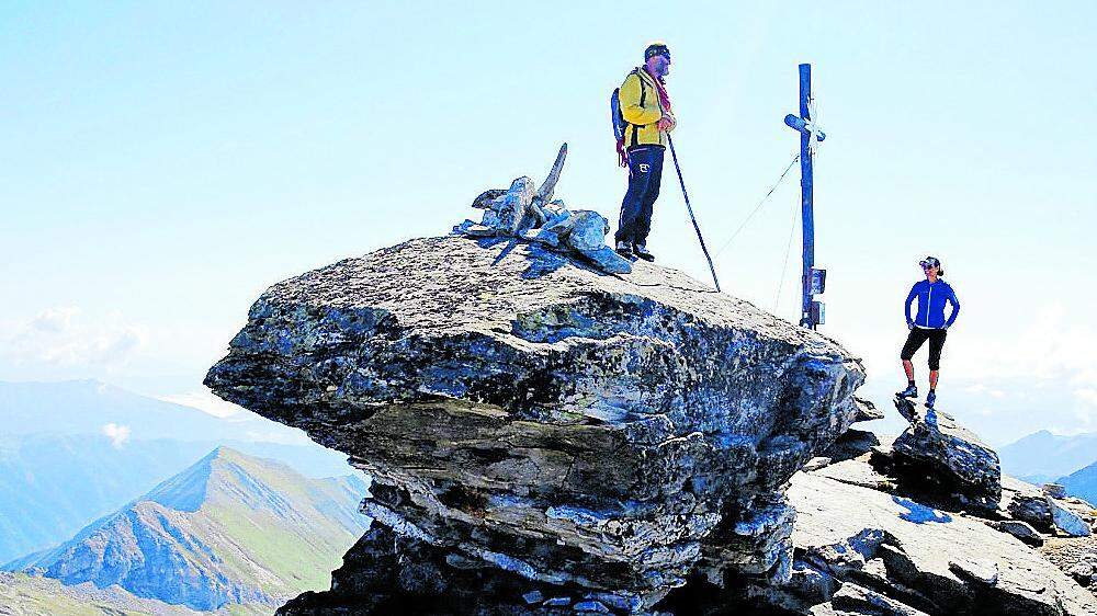 Das Gipfelkreuz am Großen Hafner ist sehr exponiert auf einem Felskopf errichtet. Davor gibt es aber genügend Platz für eine gemütliche Gipfelrast