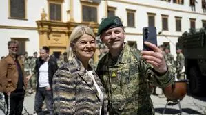 Zur Feier des Geldsegens ein Selfie mit Ministerin Klaudia Tanner, ÖVP