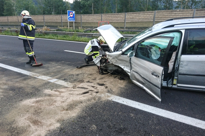 Da der Fahrzeuglenker bei diesem Unfall aber glücklicherweise unverletzt blieb, wurden die Feuerwehren Kammern und Seiz noch auf ihrer Anfahrt von der Einsatzleitung Mautern informiert, dass keine weiteren Einsatzkräfte benötigt werden.