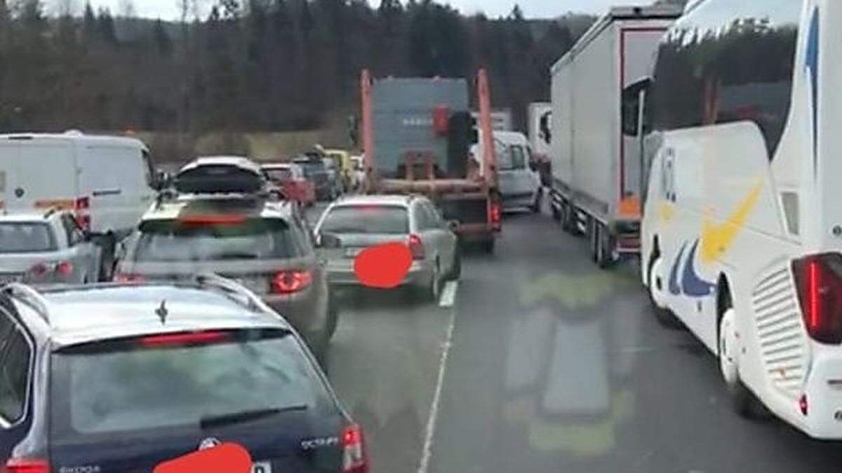 Chaos statt Rettungsgasse im Stauende auf der A2