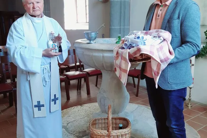„Das Osterfest ist Brauchtum und dazu gehört eine gesegnete Osterjause“, sagt Otto Partl junior, Caterer aus Eberndorf. Daher legt er seiner Osterjause ein Fläschchen Weihwasser, das er von Provisor Janez Tratar erhielt, bei. Partl bietet Lieferung und Selbstabholung. www.partl.at, 0664/39 50 131.