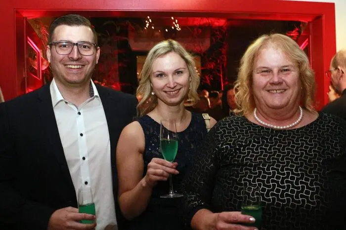Unter ihnen fanden sich neben den umliegenden Wehren auch Bereichsfeuerwehrkommandant Gerald Derkitsch, sein Stellvertreter Gerhard Engelschall und Pfarrer Matthias Travka ein.