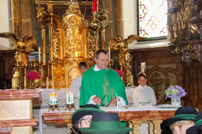 Die Jubiläumsfeier begann mit einer Heiligen Messe in der Pfarrkirche Sankt Peter am Ottersbach