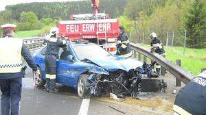 Die Feuerwehr Pinggau barg den Unfallwagen