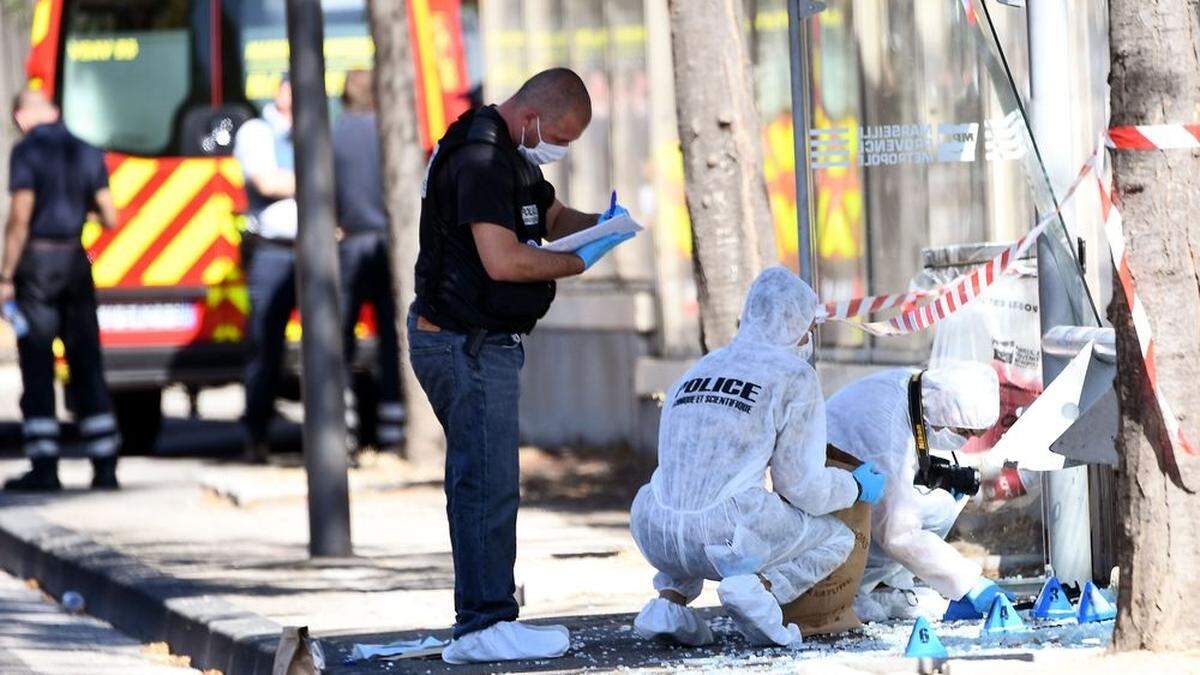 Ein Auto ist in Marseille in zwei Bushaltestellen gerast