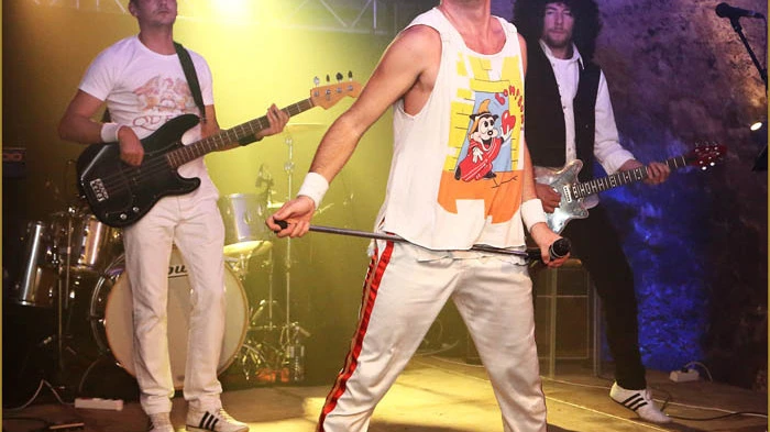 Für einen emotionsgeladenen Abend sorgte die Queen Real Tribute Band bei ihrem Konzert auf Schloss Gamlitz.