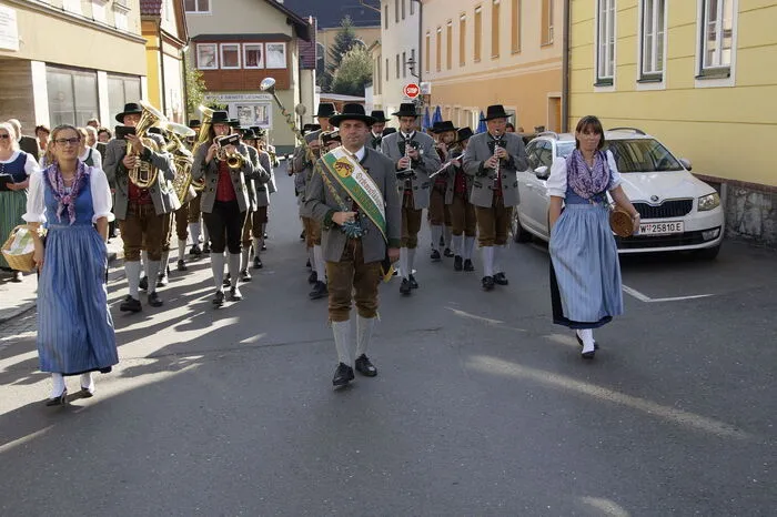 Der Festzug mit 14 Gastchören und der Muskkapelle Mautern sowie vielen Gästen führte vom Hauptplatz zum Turnsaal der NMS Mautern.