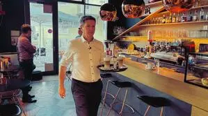 Landesrat Daniel Fellner als Kellner | SPÖ-Chef Daniel Fellner servierte am Montagvormittag Kaffee