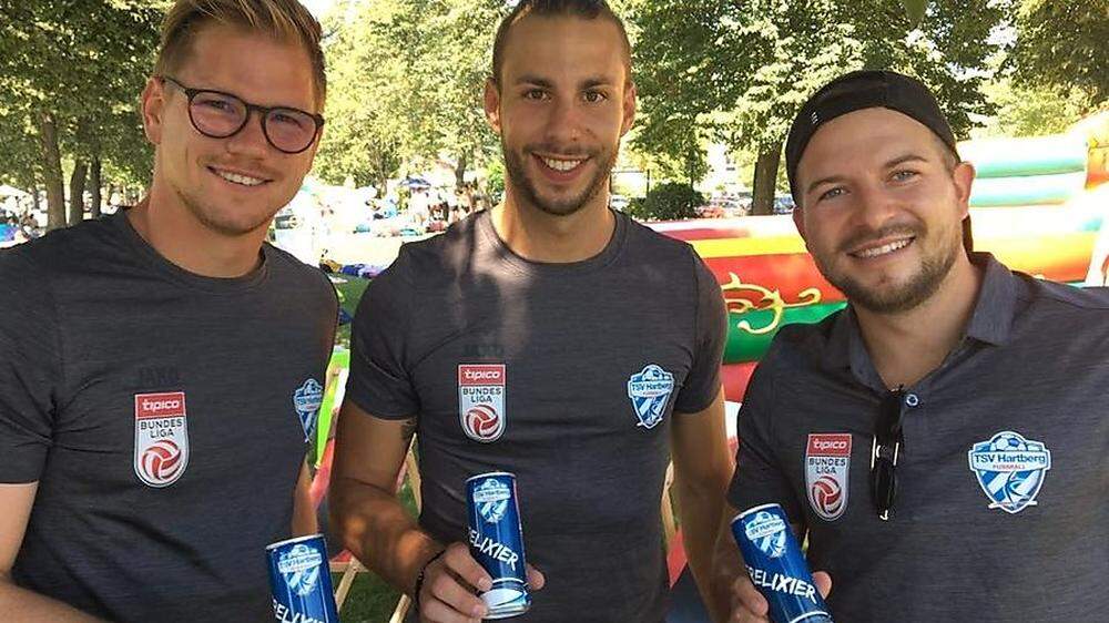 TSV-Spieler Florian Faist, Peter Tschernegg und Christoph Kröpfl mit dem &quot;Siegerelexier&quot;