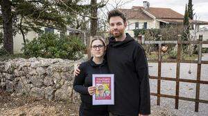 Dominic Pölzl-Huemer und Nicole Straka vor der Villa „Paradise City“ auf Krk