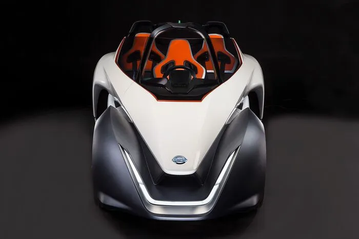 Im pfeilförmig angeordneten Innenraum sitzt der Fahrer mittig vor zwei weiteren Passagieren, die damit viel Beinfreiheit genießen. Der Blick aus dem Fahrzeug bleibt dank einer das Cockpit vollständig umschließenden Windschutzscheibe für alle Insassen ungetrübt.