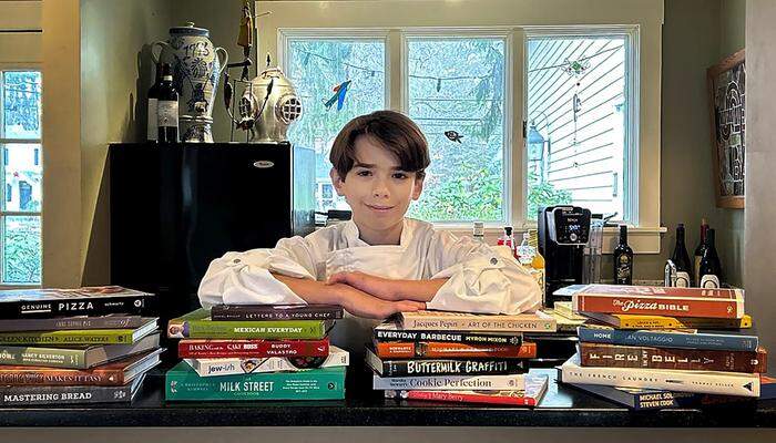 Charlie mit seinen ganz besonderen Kochbüchern