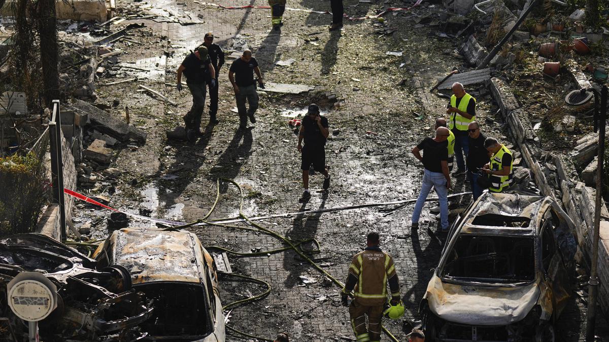 Israelische Sicherheitskräfte in Kiryat Bialik, wo ein Geschoss aus dem Libanon eingeschlagen haben soll