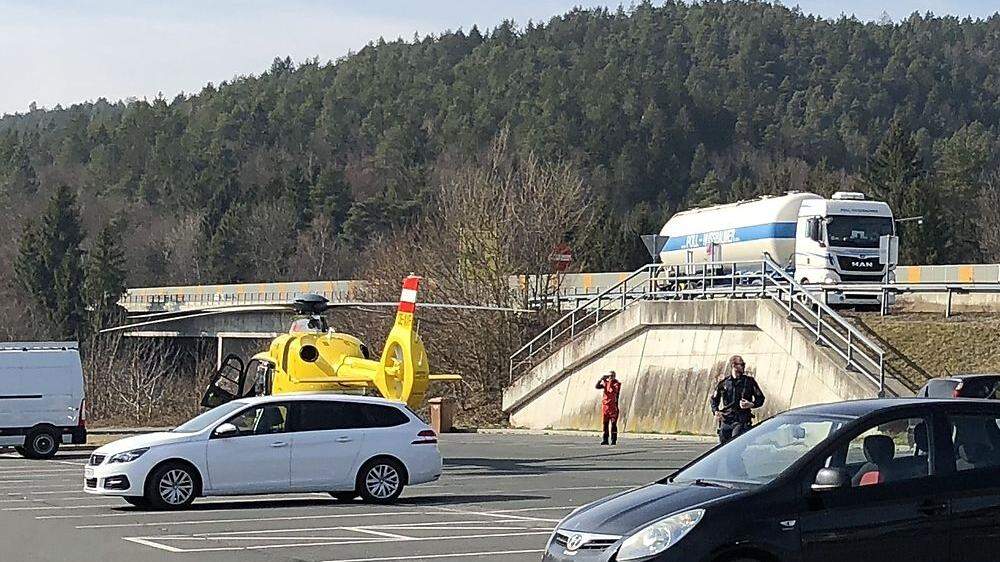 Der ÖAMTC-Hubschrauber landete auf dem Parkplatz
