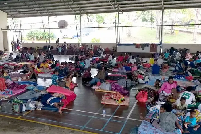 Knapp 5.000 Einwohner wurden aus ihren Heimen vertrieben und hunderte Häuser zerstört, als die Wassermassen von heftigen Niederschlägen die Gegend um die Provinzhauptstadt Jayapura überfluteten.   