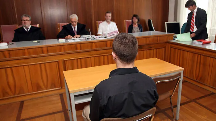 Der 19-jährige Angeklagte wird von einem Schöffensenat gestern zu vier Jahren und drei Monaten Haft verurteilt