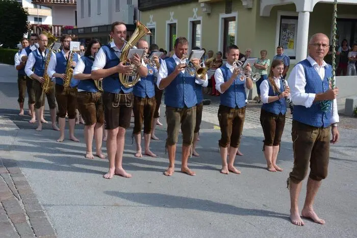 Unter die Feiernden mischten sich auch zahlreiche Ehrengästen wie VP-Klubobmann Reinhold Lopatka, Landtagsabgeordneter Hubert Lang und Ex-Profifußballer Ferdinand Feldhofer.
