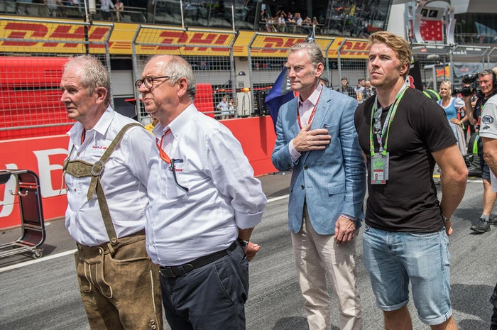 Helmut Marko lauscht der Hymne andächtig