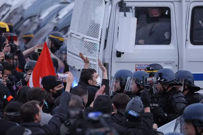 Die Bereitschaftspolizei setzte nach Medienberichten Wasserwerfer und Tränengas ein, um den Platz zu räumen. Demonstranten hatten dort unter anderem Holzpaletten in Brand gesetzt und Gegenstände auf die Polizisten geworfen. Insgesamt seien rund 6000 Teilnehmer gezählt worden.