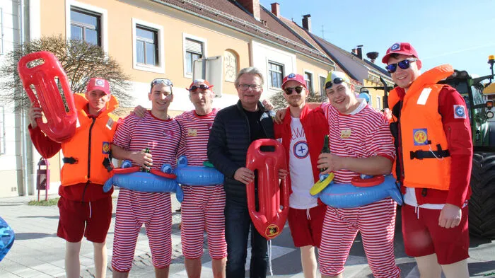 Hunderte Faschingspopperl regierten am Faschingsdienstag den Passailer Hauptplatz.