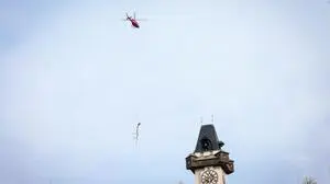 Spektakulärer Heli-Einsatz über dem Grazer Uhrturm: Schadholz wird aus den steilen Waldstücken ausgeflogen