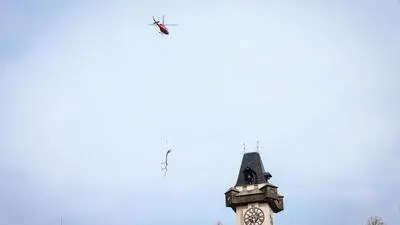 Spektakulärer Heli-Einsatz über dem Grazer Uhrturm: Schadholz wird aus den steilen Waldstücken ausgeflogen