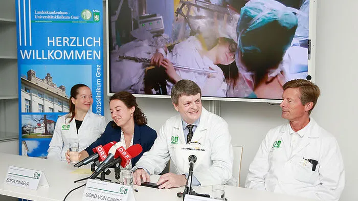 Bilder von der Wach-OP im Hintergrund