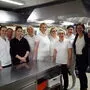 Internatsleiterin Johanna Lampl und Küchenleiterin Sabine Koschuch mit ihrem Küchenteam