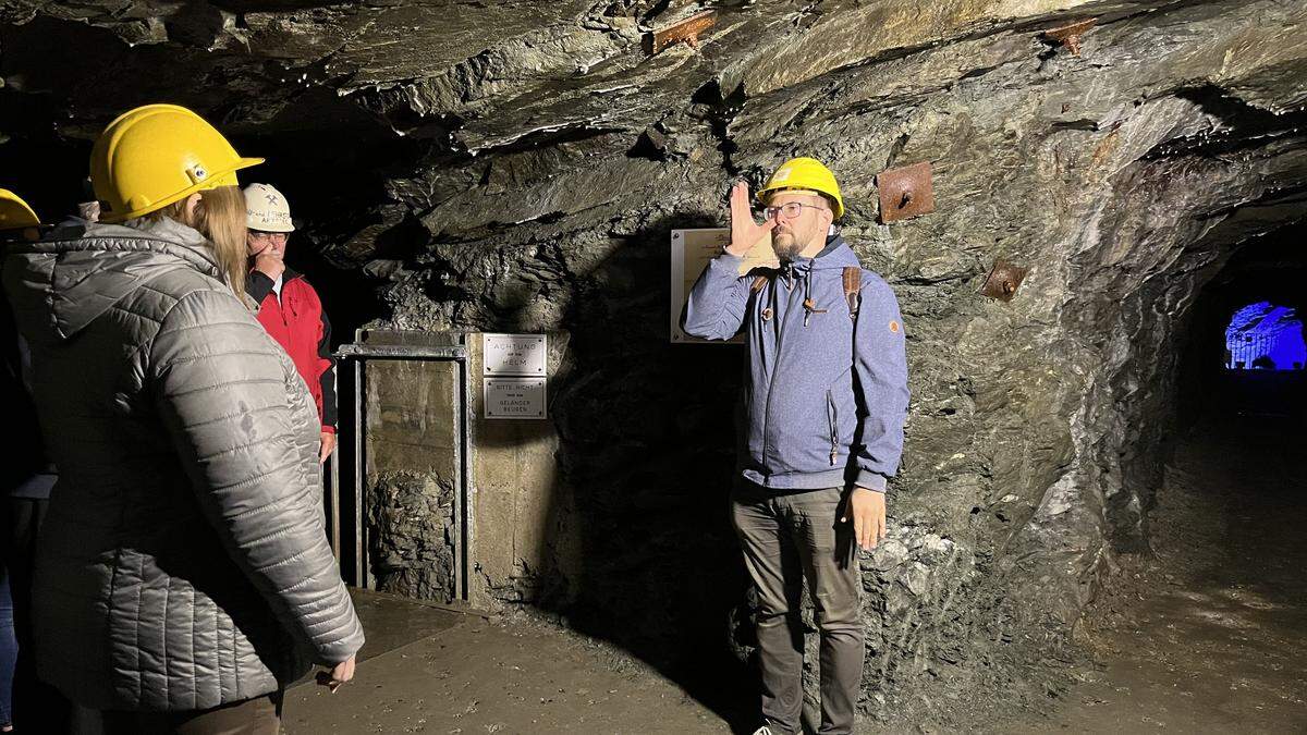 Mentaltrainer Christoph Berger zeigte den Teilnehmerinnen und Teilnehmern im Arzberger Schaustollen Atemübungen