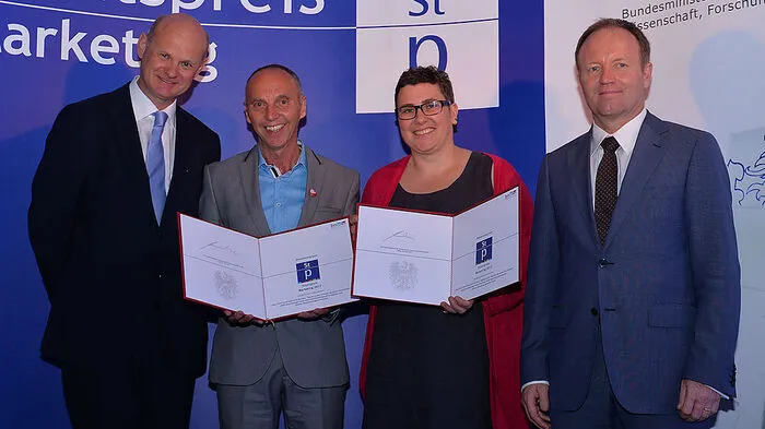 Eckart Mandler und Ingeborg Daberer (Bildmitte) nahmen die Auszeichnung in Wien entgegen
