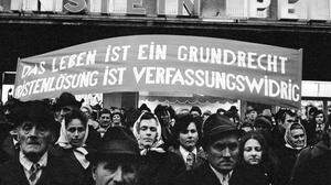 Eine Demonstration gegen die Fristenlösung auf dem Hoher Markt in Wien 1971