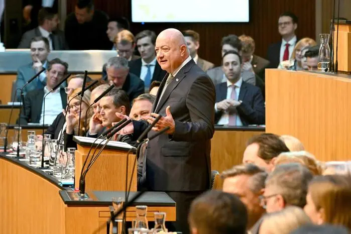Diese „vielleicht schwierigste“ Regierungsbildung sei nur möglich gewesen, „weil alle drei Parteien über ihren Schatten gesprungen sind“, erklärte der neue Kanzler Christian Stocker (ÖVP). 