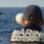 50 Kilometer vor der Küste Tripolis entdeckte die italienische Marine das Boot in Seenot / Themenbild