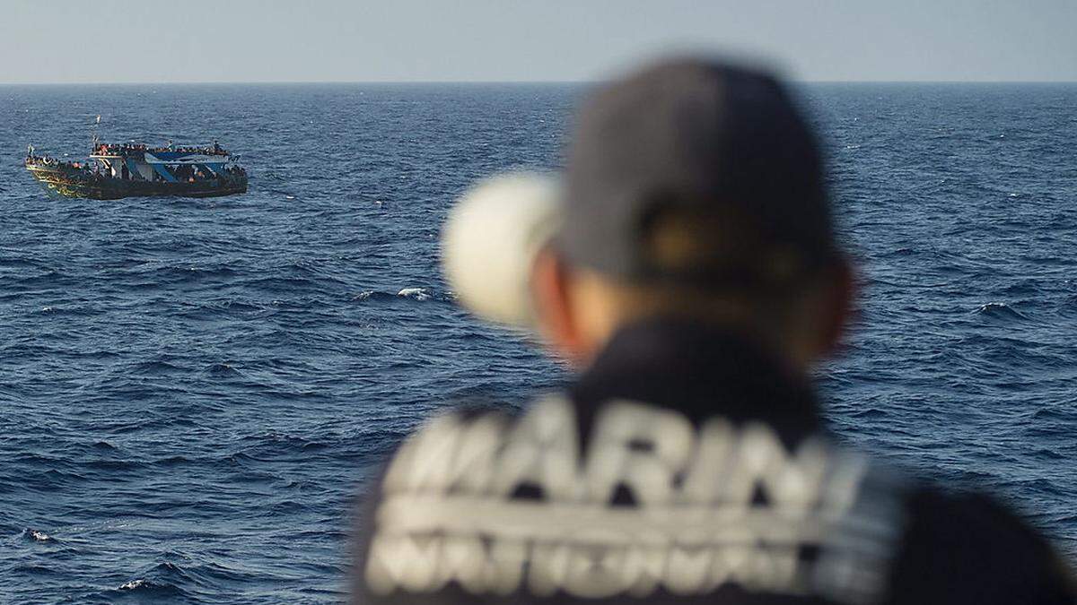 50 Kilometer vor der Küste Tripolis entdeckte die italienische Marine das Boot in Seenot / Themenbild