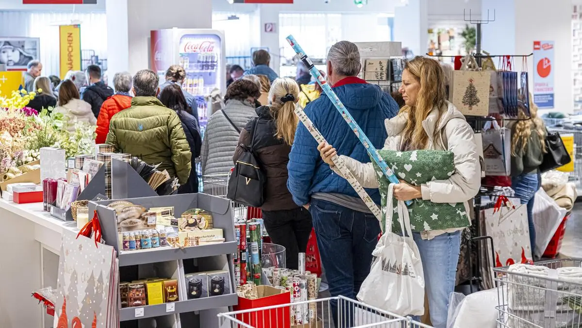 Dieses Bild aus Klagenfurt bietet sich zurzeit in Kika/Leiner-Filialen in ganz Österreich 