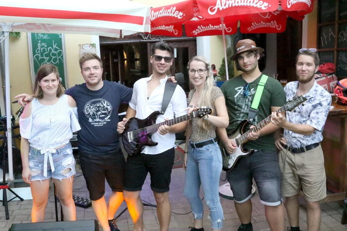 Und so hatten sich am Samstagabend zahlreiche Popfans in das gemütliche St. Veiter Bierlokal aufgemacht, um beim Konzert von „Surround“ (Melanie Simtschitsch, Julian Pötscher, Benjamin Kapp, Katrin Mitterer, Alexander Münzer, Florian Gradischnig, von links) dabei zu sein.