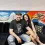 Tätowierer László Nyári mit Ehefrau Yvi in seinem Judenburger Studio. Die Berge im Hintergrund zeigen das Murtal