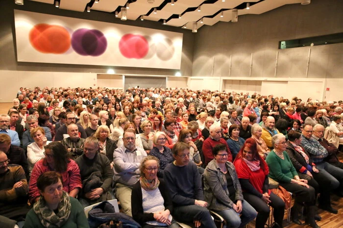 Über 600 Besucher hatten sich Richtung Blumenhalle aufgemacht, um dem allseits bekannten Kabarettisten aus der Steiermark über zwei Stunden lang zu lauschen.