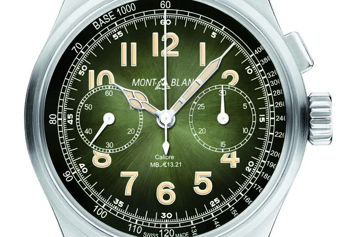 Modell „Montblanc 1858 Monopusher Chronograph Limited Edition 100“: rauchig gefärbtes grünes Zifferblatt und dazu passendes Alligatorlederarmband.